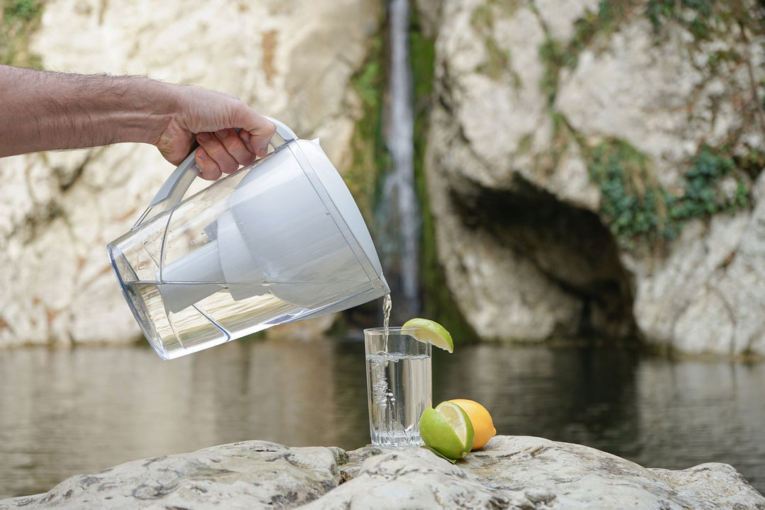 how does a water filter jug work